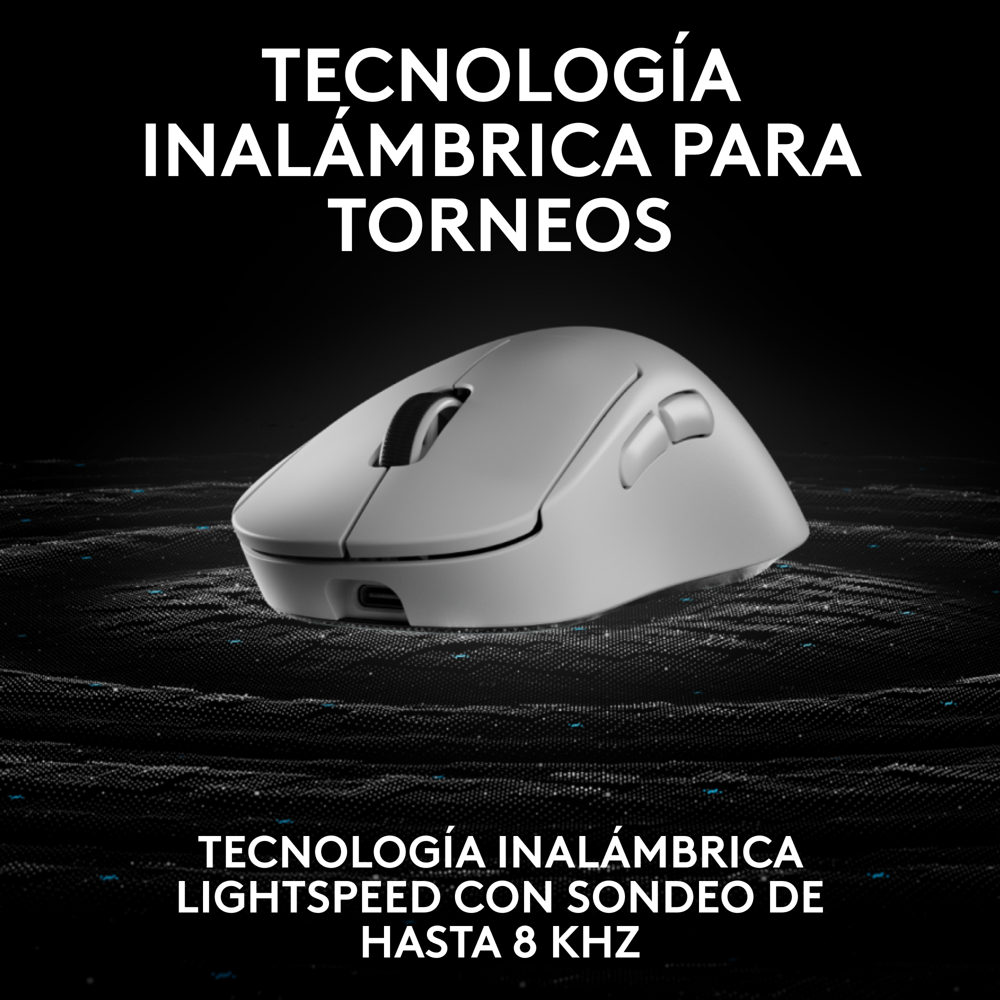 Ratón gaming inalámbrico gris con texto sobre un fondo texturizado.