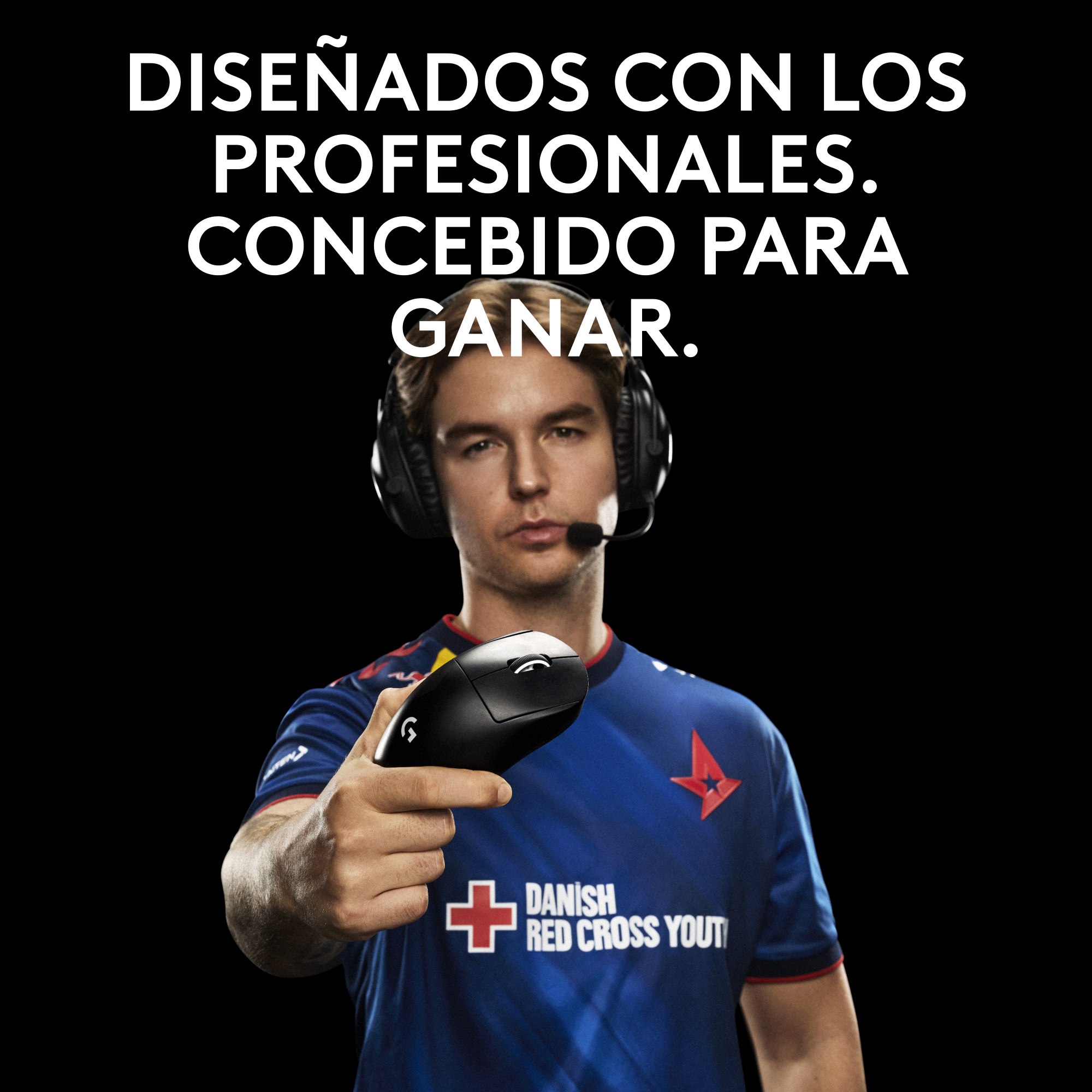 Hombre sosteniendo un ratón negro. El texto dice: 'Diseñado con profesionales. Hecho para ganar'.