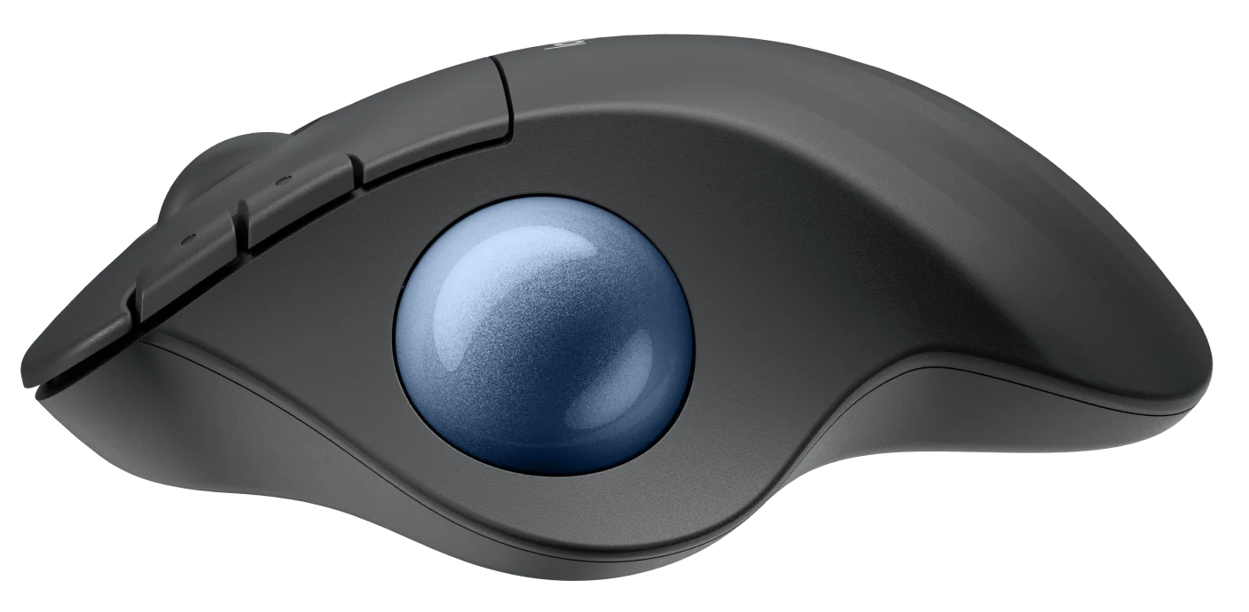 Fekete egér kék trackball-lal fehér háttér előtt.