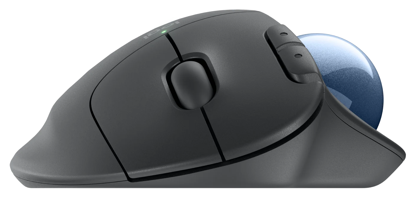 Fekete-szürke trackball egér kék golyóval. Az egér jobbra dől.