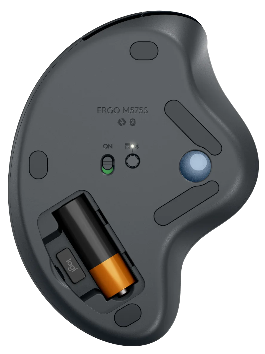Sötétszürke ergonomikus egér alsó nézete, trackball-lal és elemtartóval.