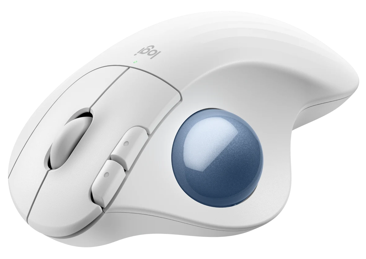 Fehér ergonomikus egér kék trackball-lal. Fekete felületen. A Logi logó látható.