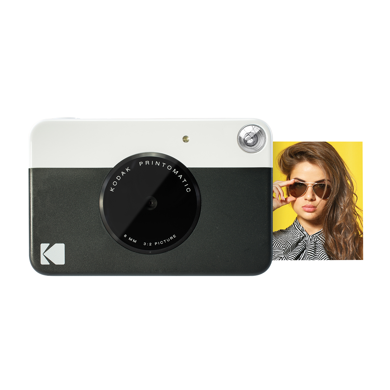 Fotocamera Kodak con una donna che tiene gli occhiali da sole nell'angolo, su sfondo giallo.