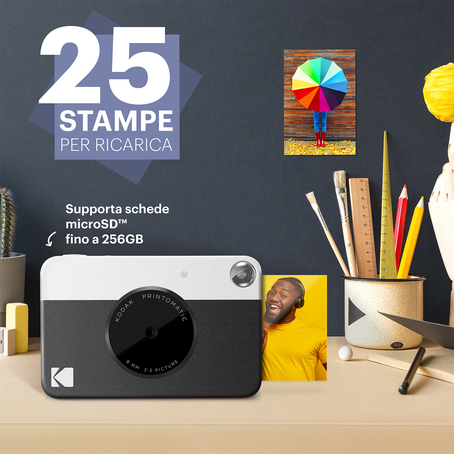 Una fotocamera in bianco e nero con foto, matite e un righello su una scrivania. 25 stampe.