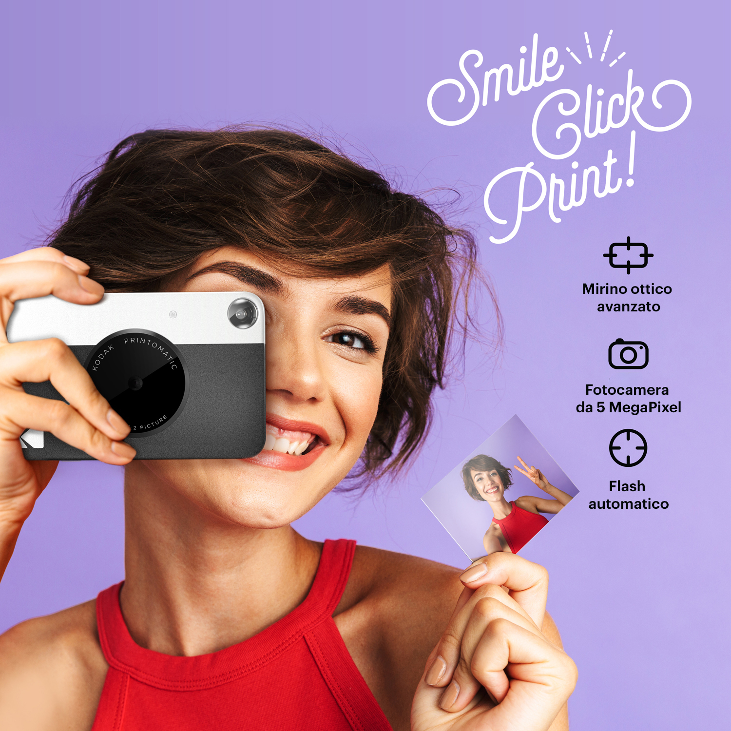 Donna che tiene in mano una fotocamera in bianco e nero, sorridendo. Il testo dice: 'Smile, Click, Print!'