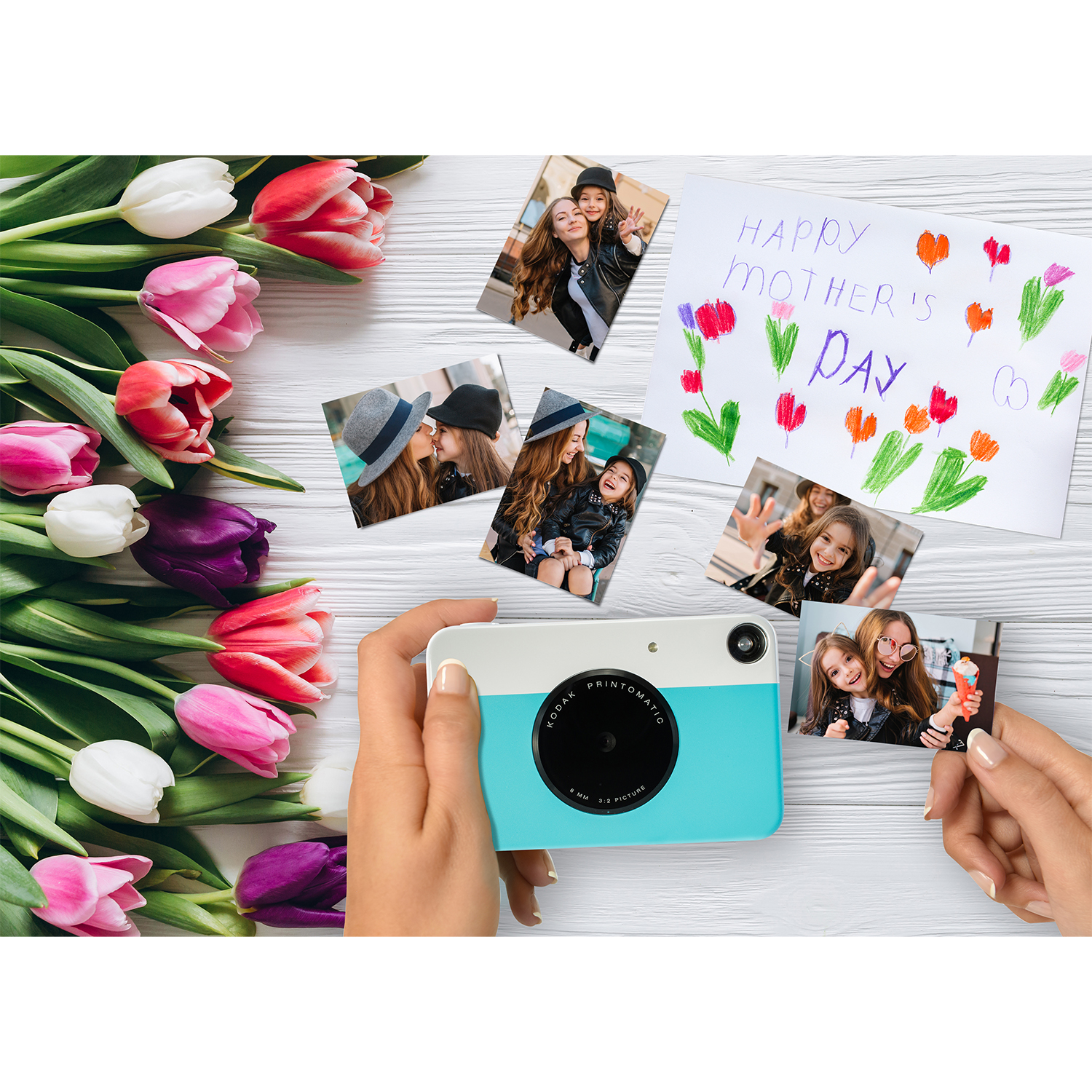 Una fotocamera con foto, fiori e un disegno per la festa della mamma.