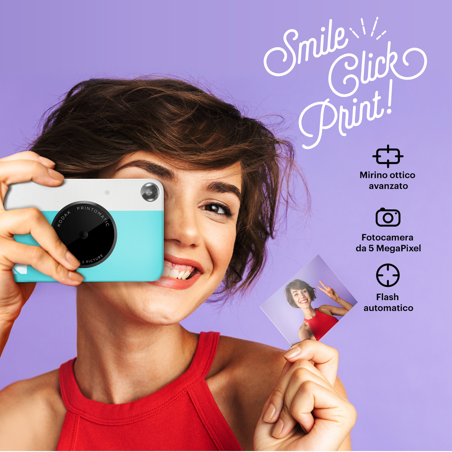 Una donna scatta una foto con una fotocamera turchese. Tiene in mano una stampa fotografica. Testo: Sorridi, clicca, stampa!