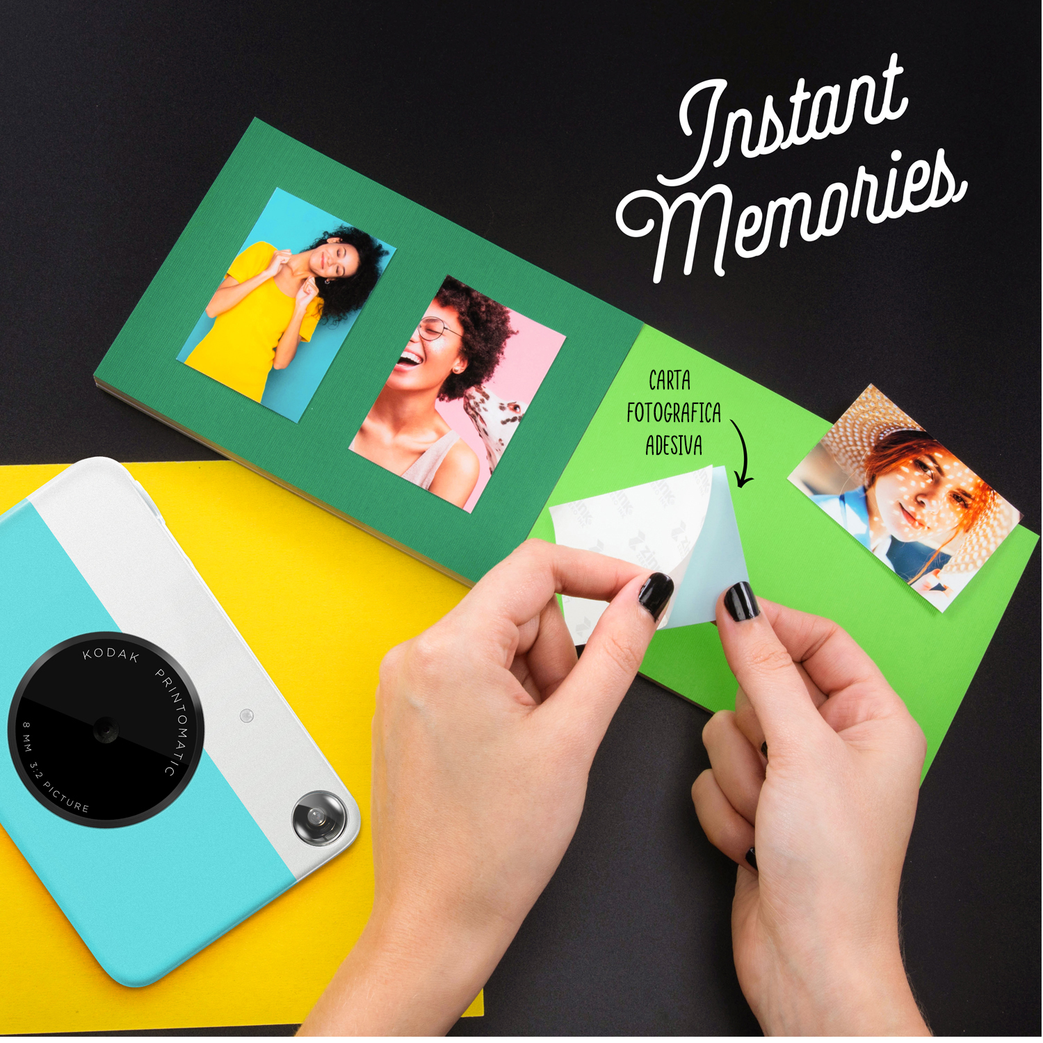 Mani che tengono foto e una fotocamera istantanea Kodak su sfondi gialli e verdi.
