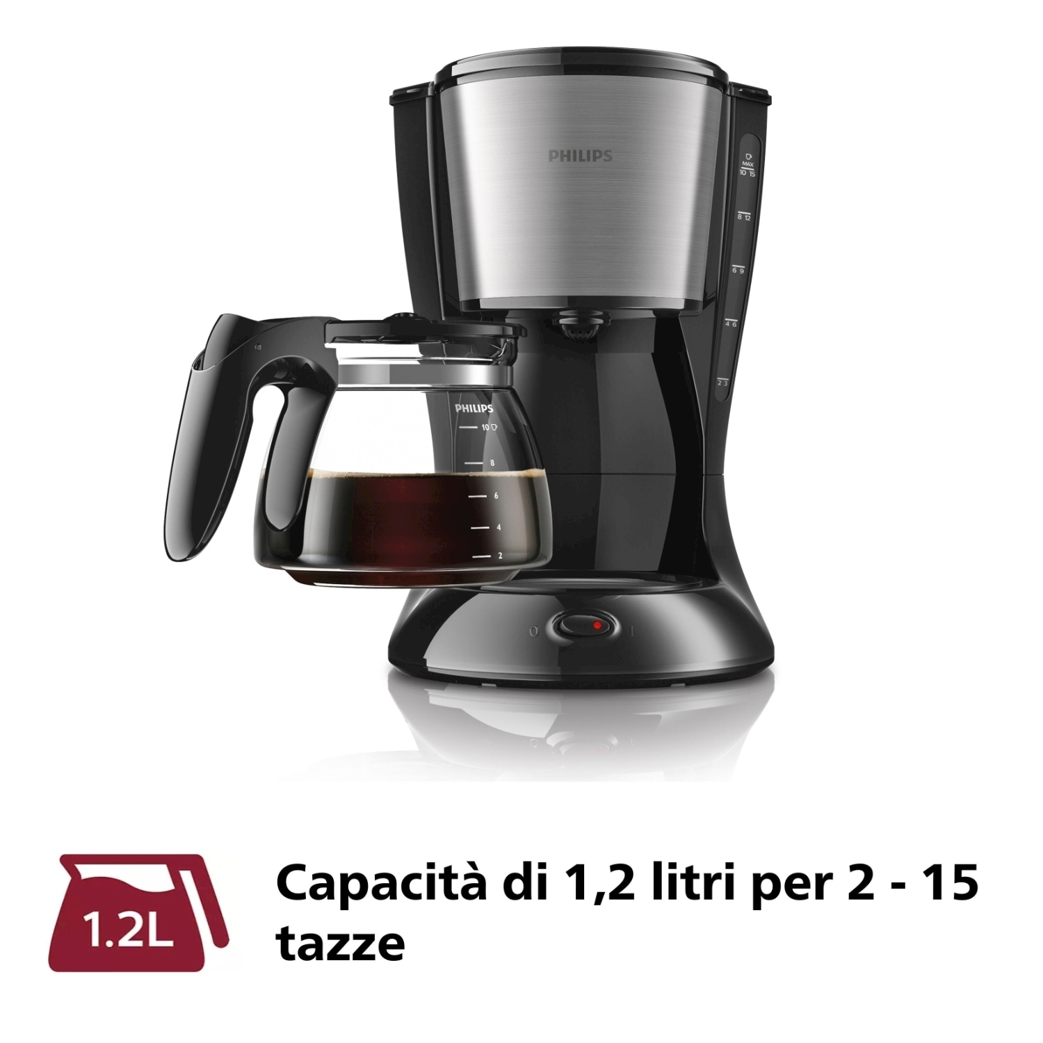 Macchina da caffè nera e argento con caraffa in vetro contenente caffè, sfondo bianco.