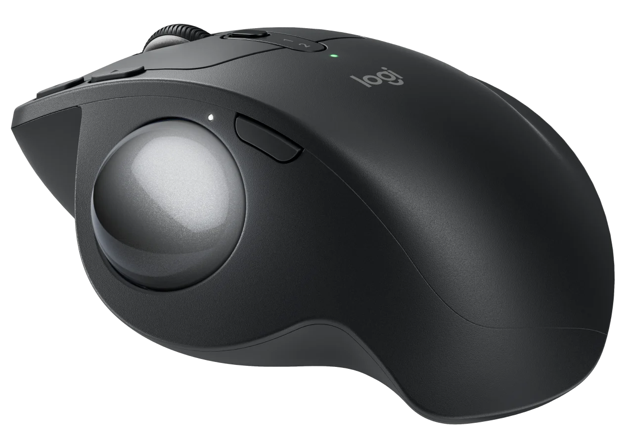 Fekete Logitech egér trackballal és gombokkal. Kissé szögben, fekete felületen van.