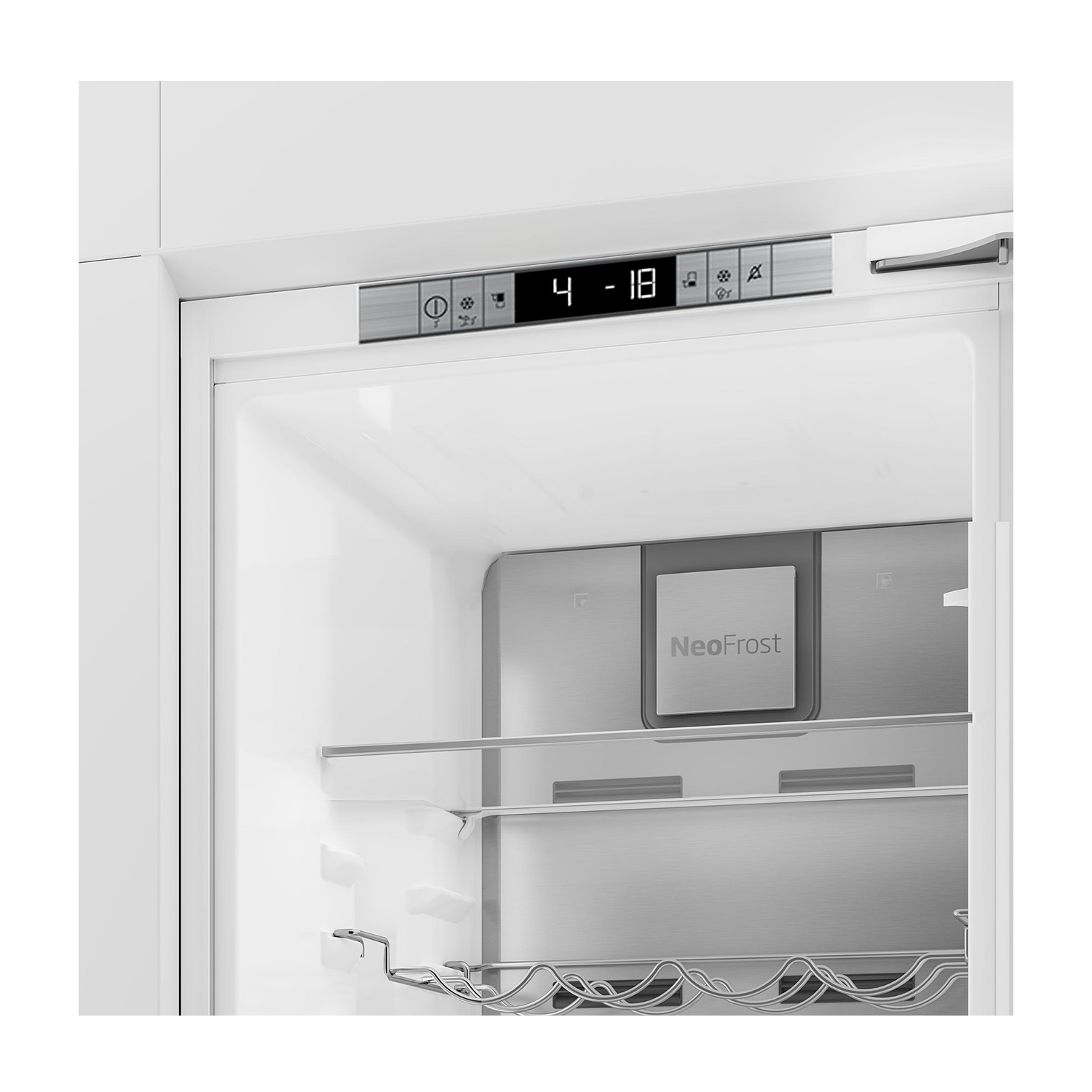 Dentro un frigorifero bianco. Pannello superiore con display digitale '4-18'.