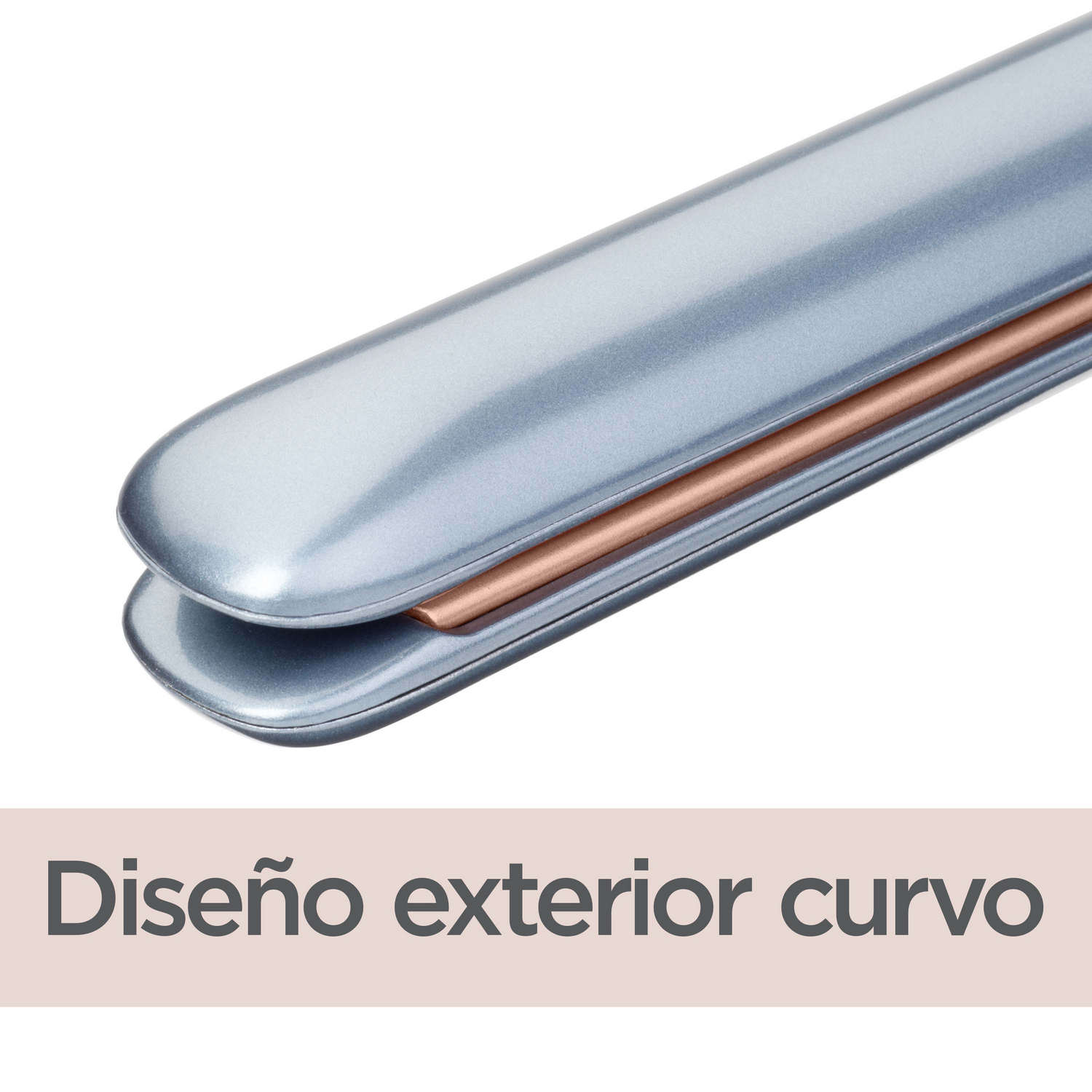 Primer plano de una plancha de pelo azul claro, con placas calefactoras color cobre. Texto: Diseño exterior curvo.