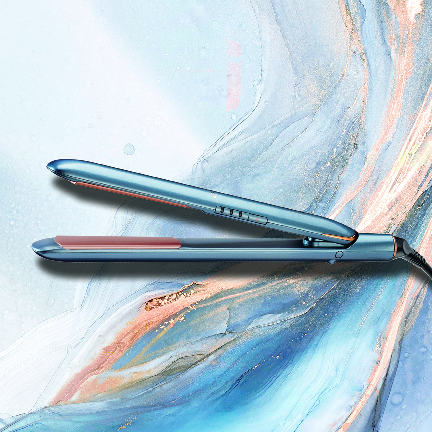 Plancha de pelo azul y verde azulado con acento rojo, sobre superficie tipo mármol.