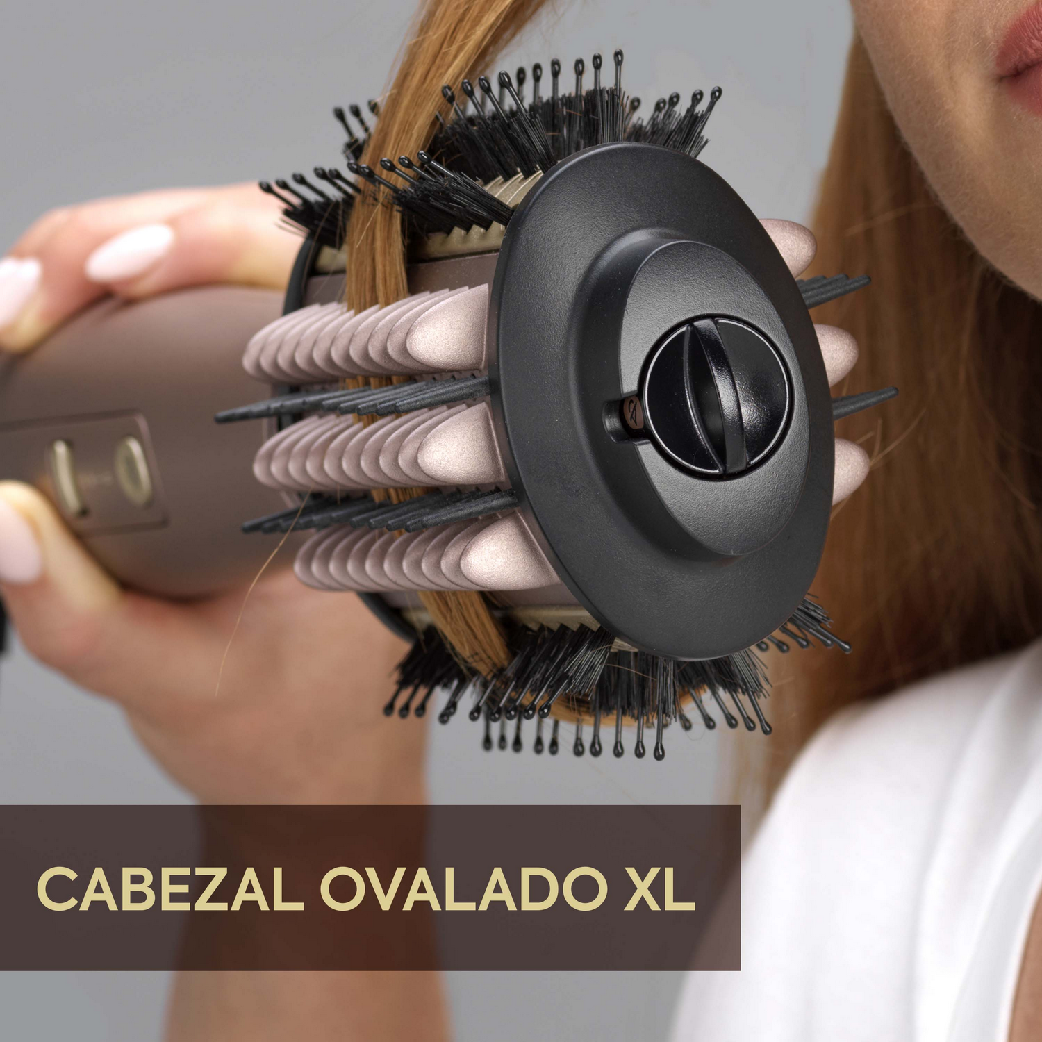 Mano de mujer usando un cepillo para peinar el cabello.