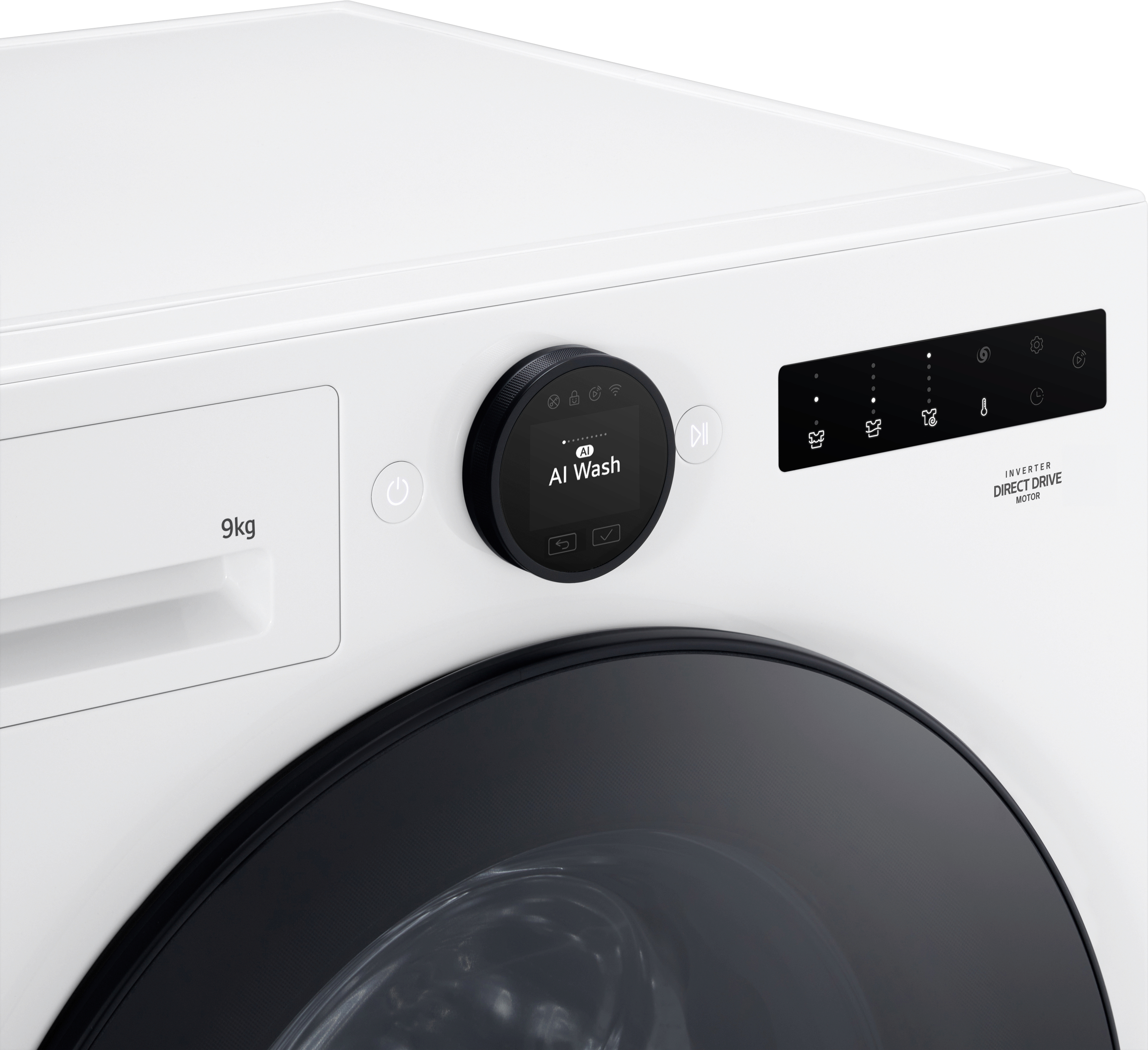 Weiße Waschmaschine mit schwarzem Bedienfeld, das AI Wash, Tasten und Symbole anzeigt.