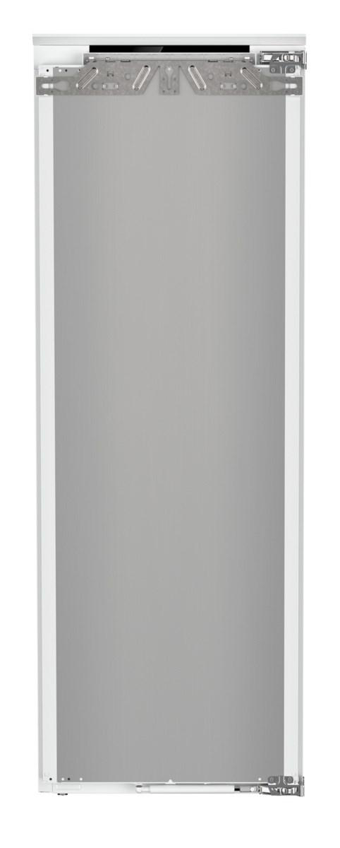 Hoher, weißer Kühlschrank mit silberner Tür. Weißer Hintergrund.