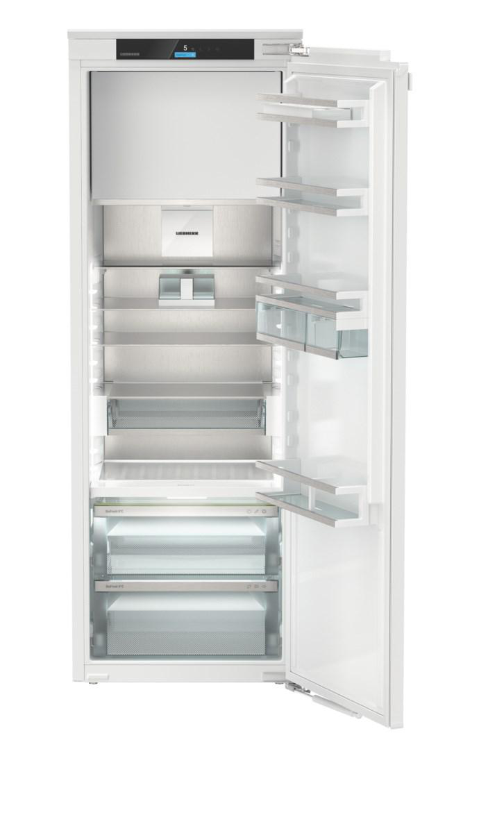 Ein weißer Kühlschrank mit offener Tür. Regale und Schubladen sind im Inneren sichtbar.