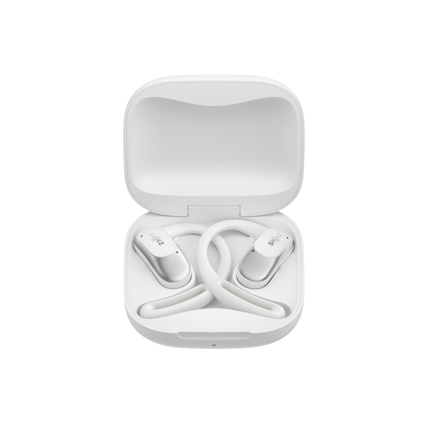 Écouteurs sans fil blancs dans un étui de chargement blanc ouvert. La marque Shokz est visible.