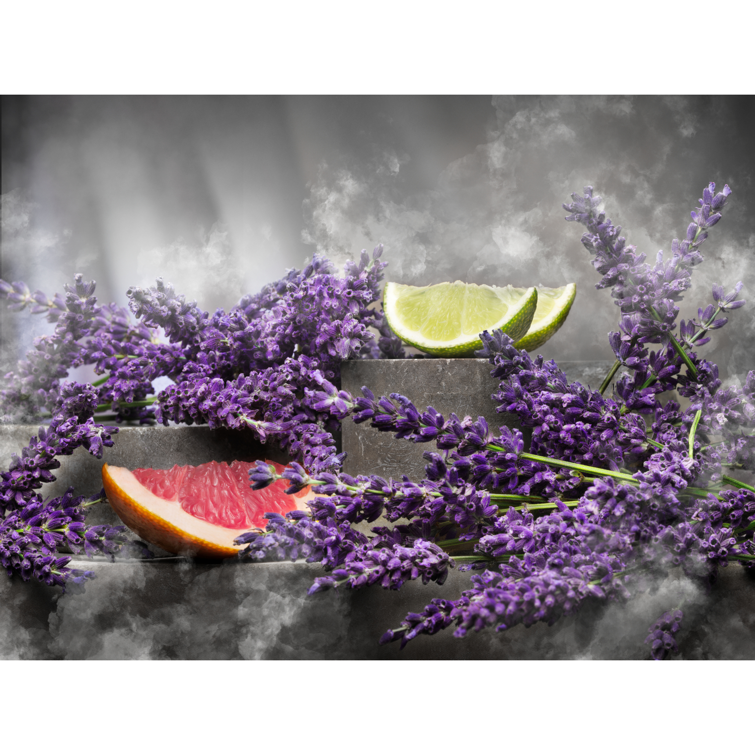 Arrangement artistique avec de la lavande pourpre, du pamplemousse et de la lime sur une surface en pierre.