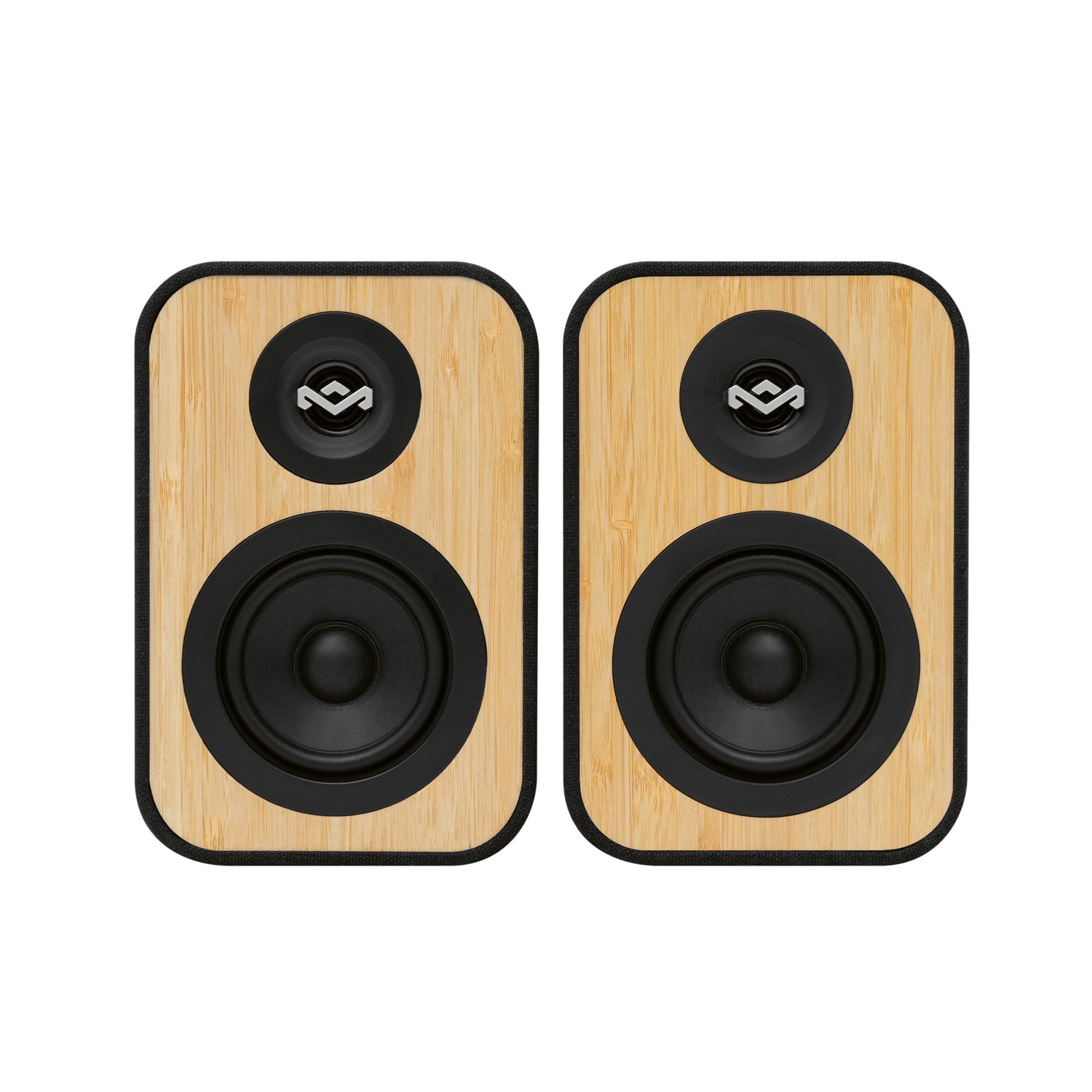 Twee houten speakers met zwarte speaker en logo in het midden. De achtergrond is zwart.