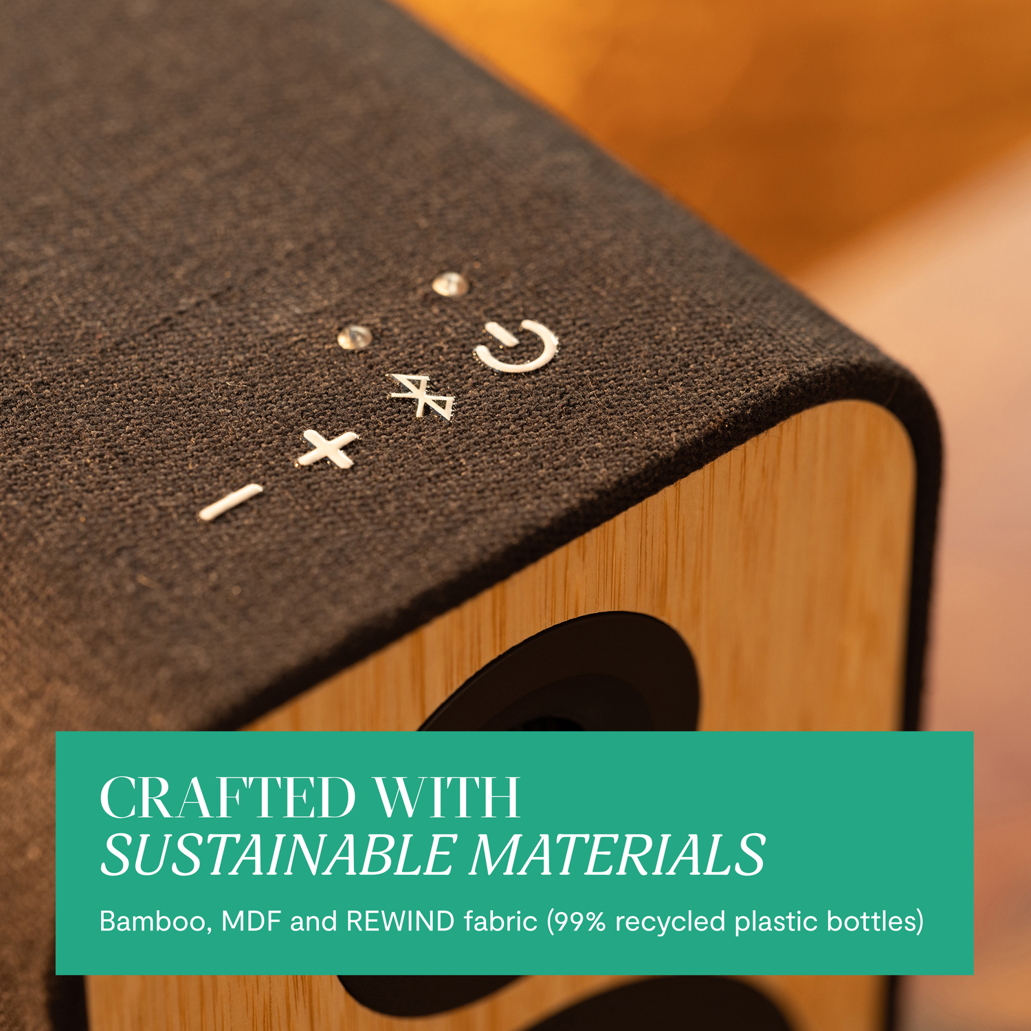 Close-up van een speaker. Gemaakt van duurzame materialen, bamboe, MDF en gerecyclede stof.