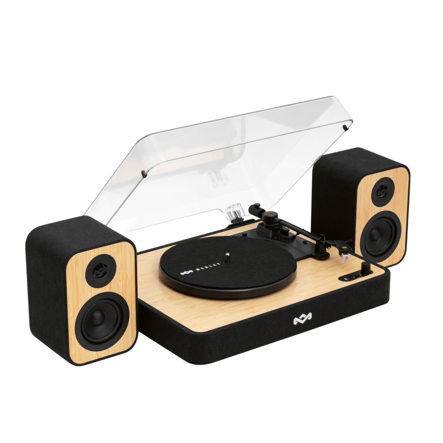 Platenspeler en speakers op zwart. Platenspeler met klep omhoog. Speakers zijn houtkleurig.
