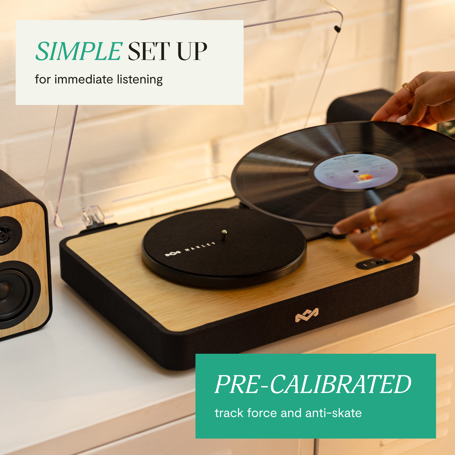 Platenspeler met vinylplaat. Handen plaatsen plaat op houten platenspeler.