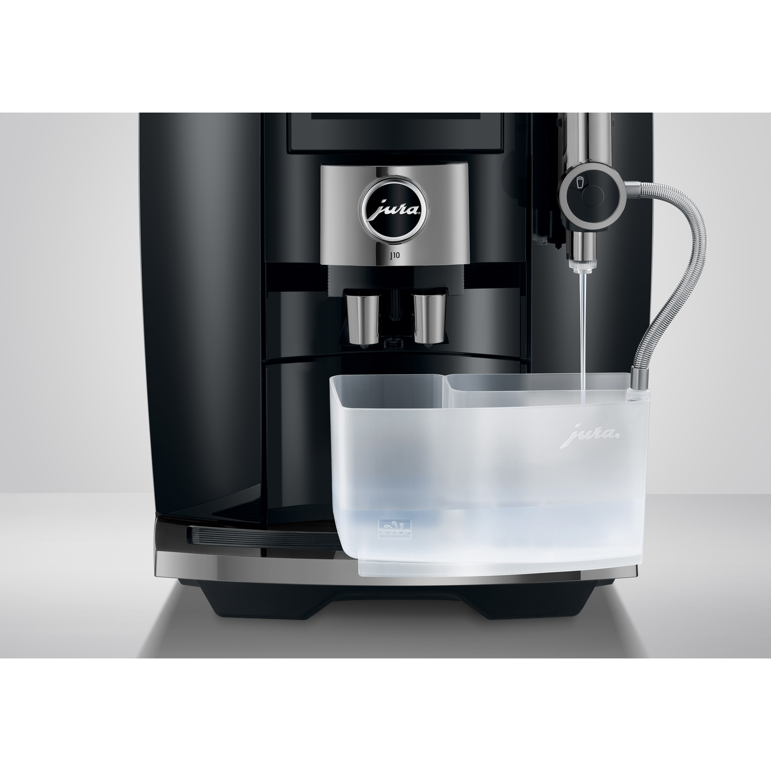 Zwarte koffiemachine met waterreservoir.