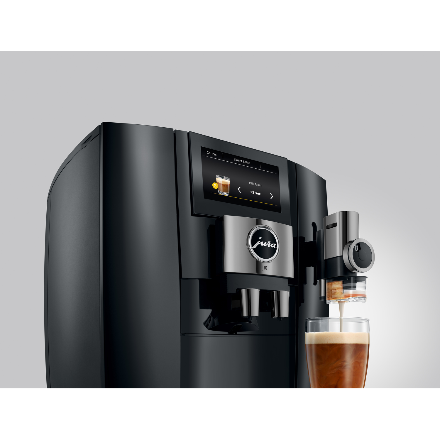 Zwarte Jura koffiemachine met scherm dat koffie-opties toont, glas met koffie die wordt geschonken.