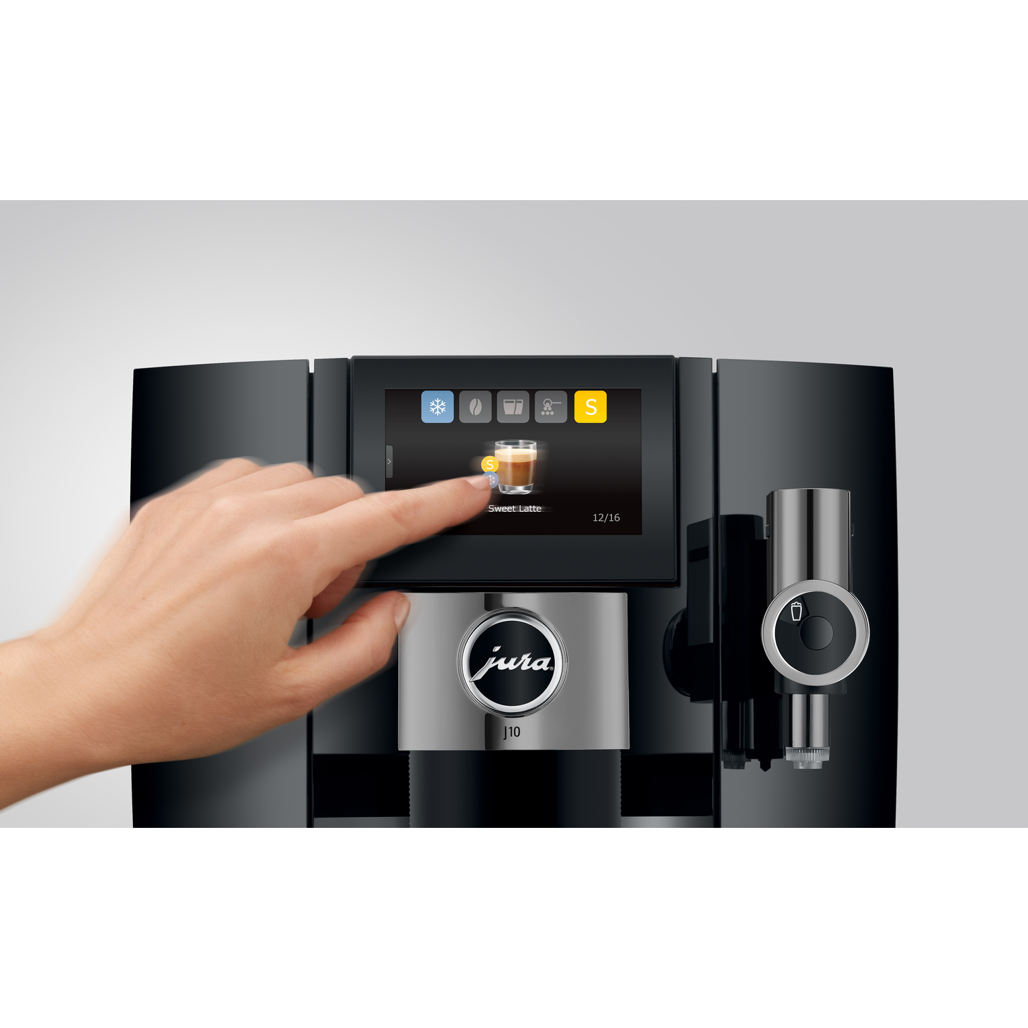 Een hand raakt een scherm aan op een zwarte Jura J10 espressomachine.