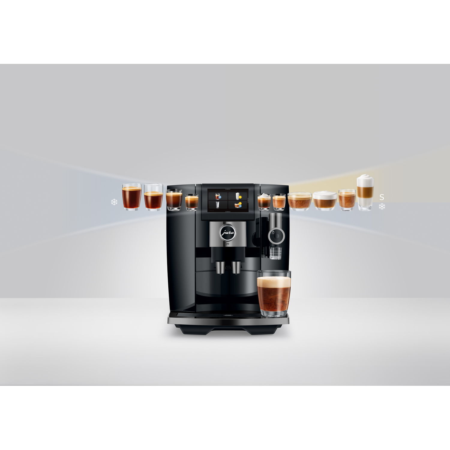 Zwarte koffiemachine met verschillende soorten koffie gepresenteerd, met een glas koffie op de voorgrond.