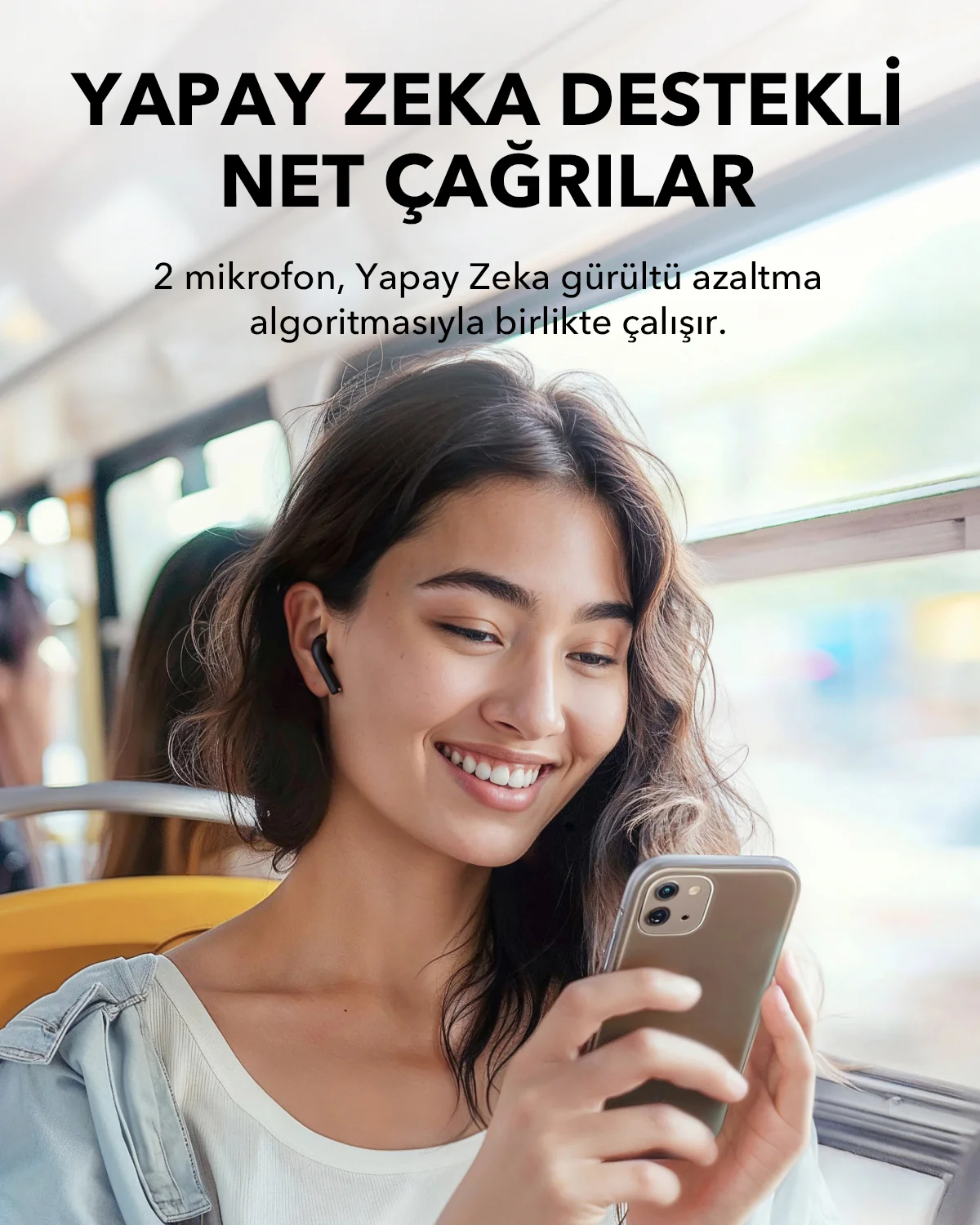 Kahverengi kenarlıklı krem rengi dikdörtgen yastık. Üzerinde küçük noktalı tasarımlar var.