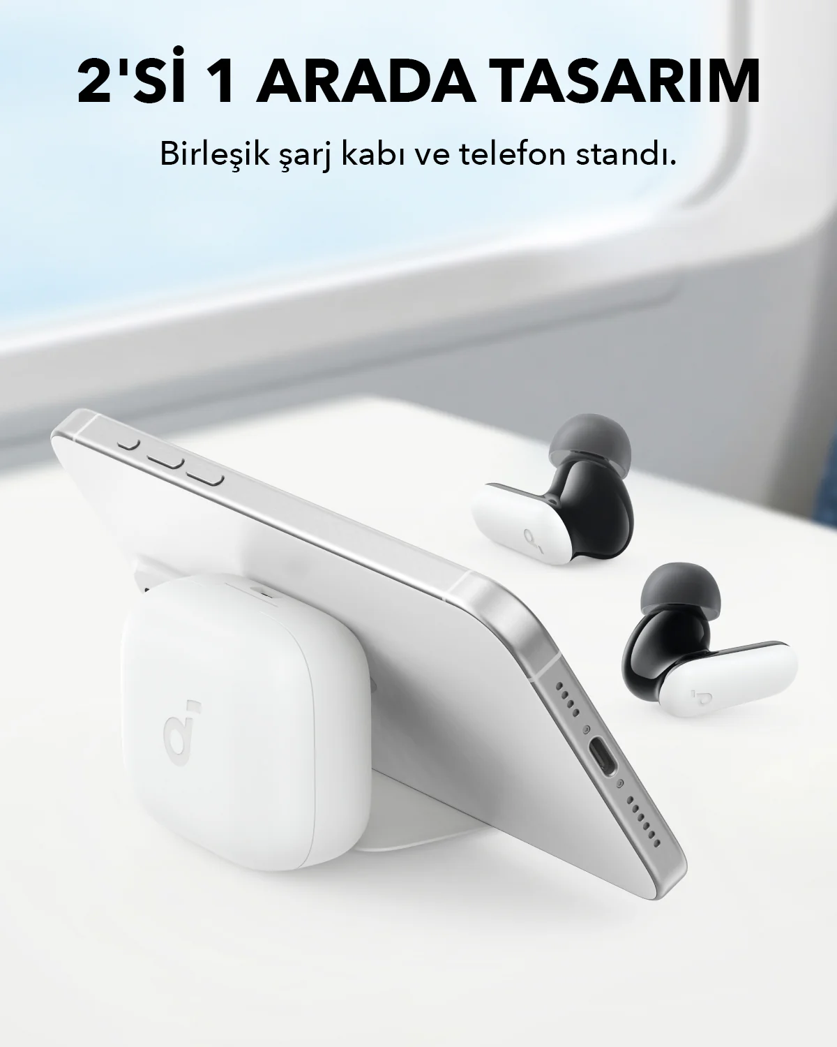 Telefon ve kulaklıklarla telefon şarj standı. Beyaz şarj cihazı, telefon ve kulaklıklar.