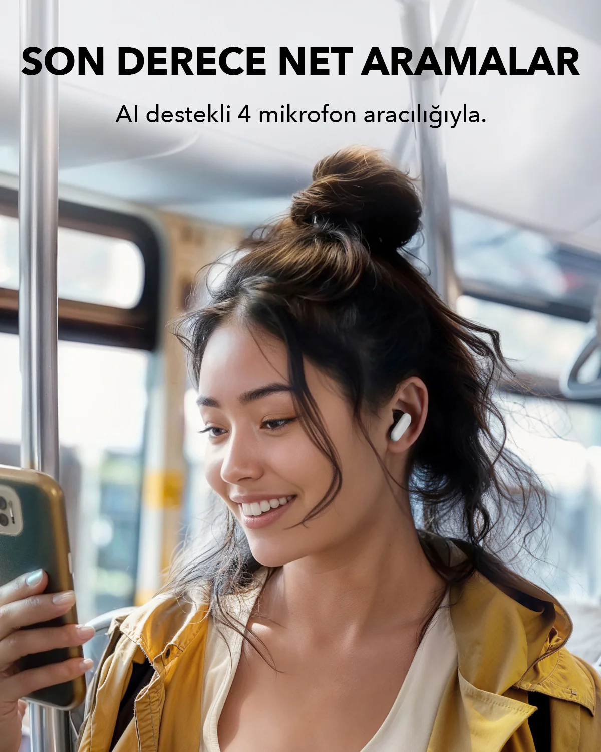 Otobüste telefon kullanan, beyaz kulaklıklı bir kadın.