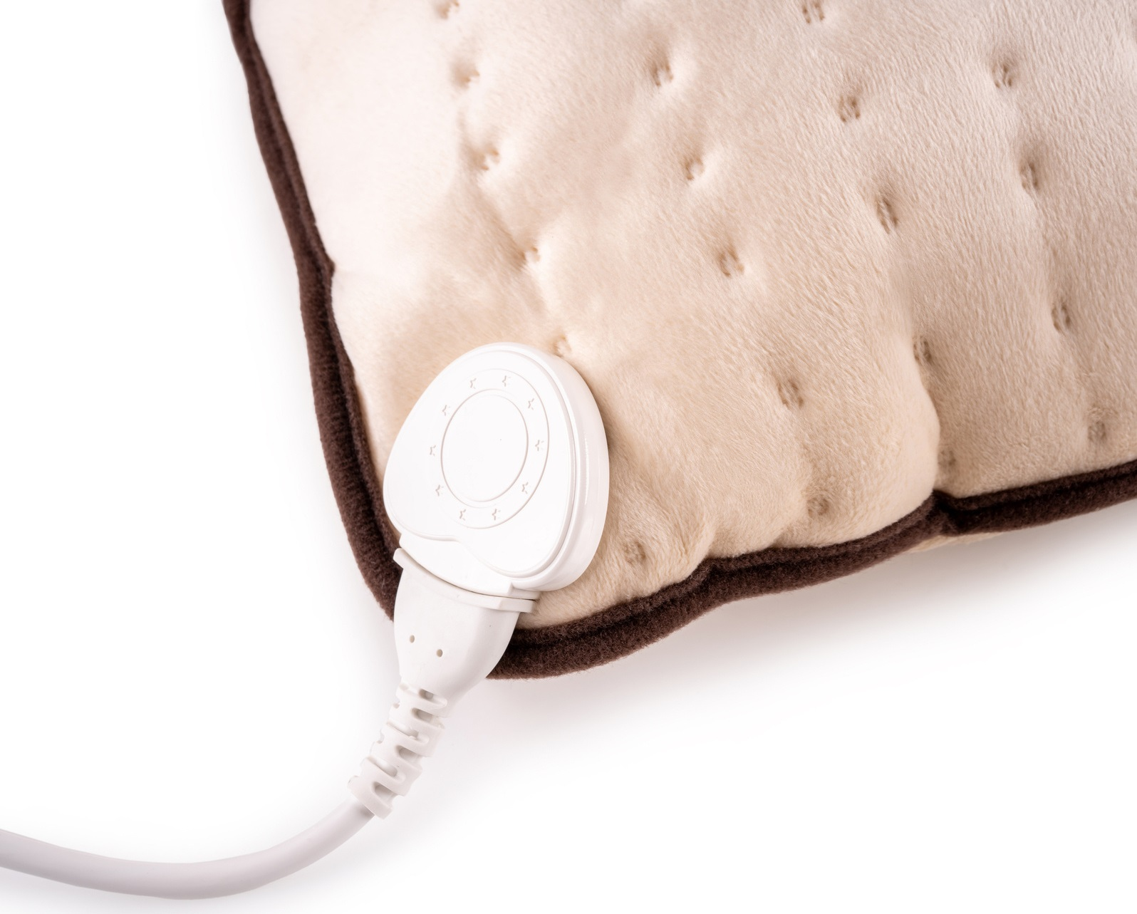 Beżowa poduszka grzewcza z białą wtyczką i przewodem, na białym tle.