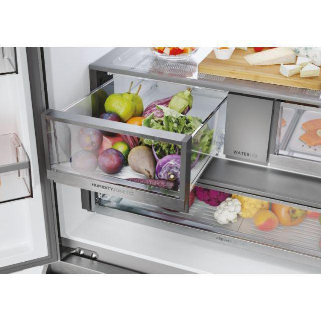 Kühlschrank-Innenraum mit Glasschubladen, gefüllt mit frischen Produkten.