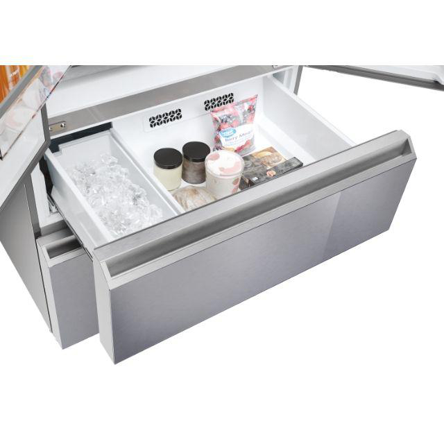 Kühlschrank offen, Schubladen sichtbar. Eiswürfel, Gläser und verpackte Lebensmittel.