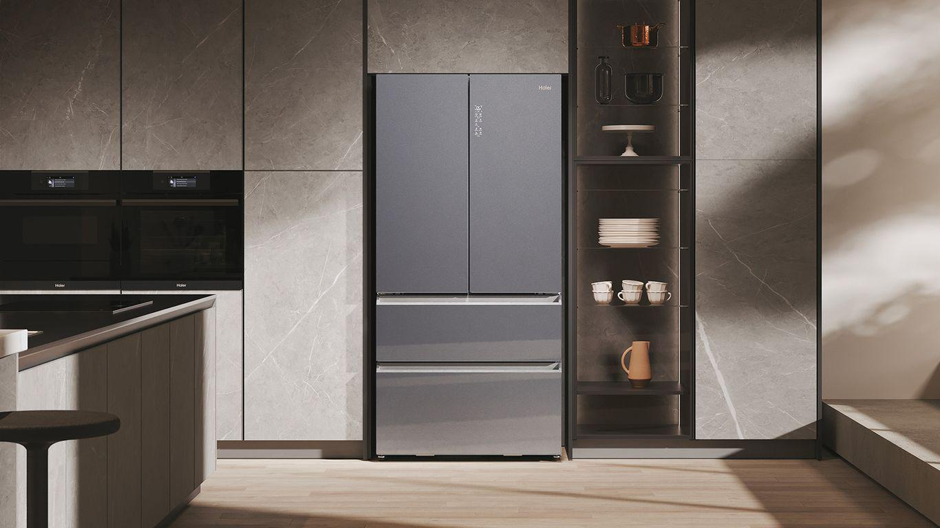 Ein moderner Kühlschrank mit grauer Oberfläche in einer Küchenumgebung.
