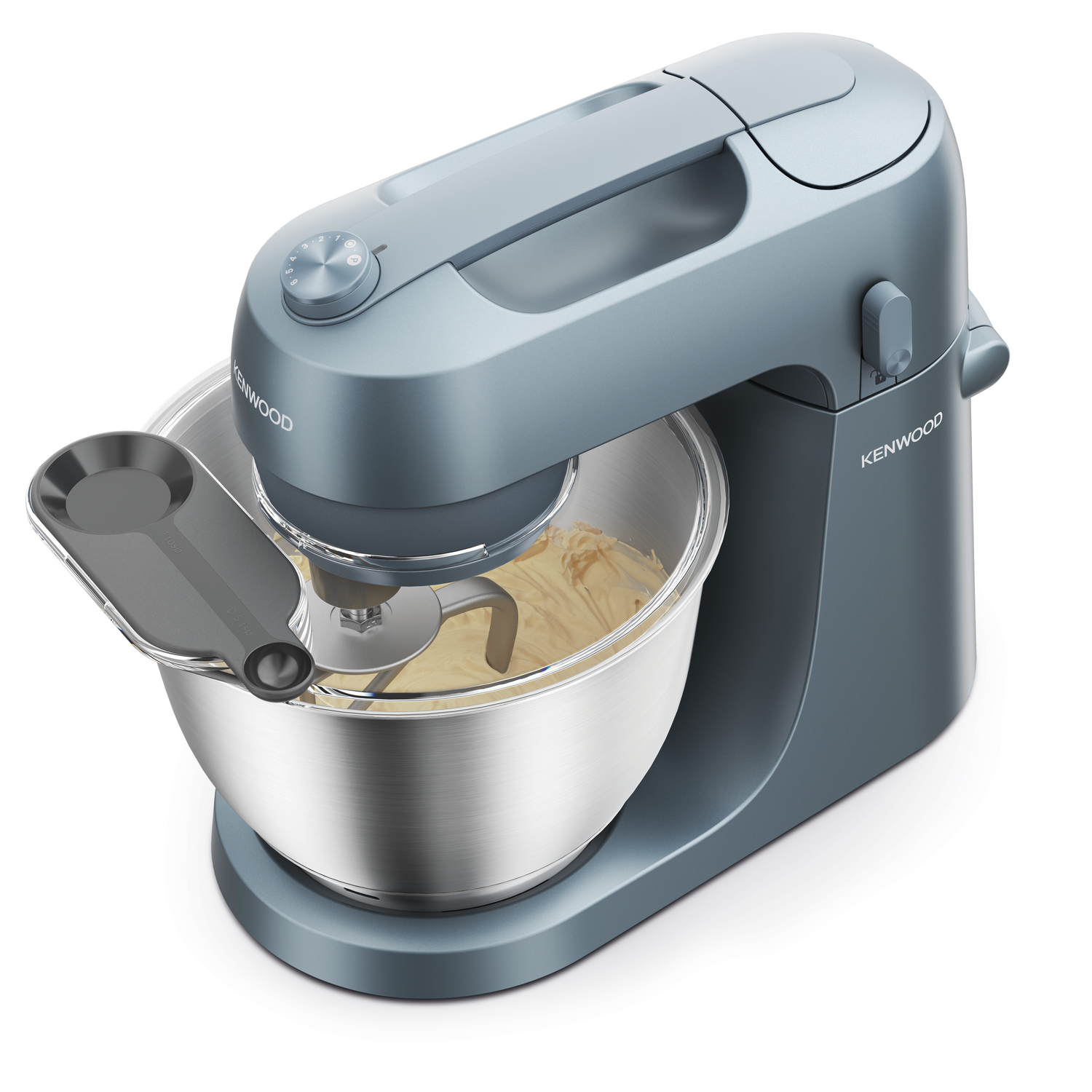 Een grijze Kenwood keukenmixer met kom en accessoires, geïsoleerd op een witte achtergrond.