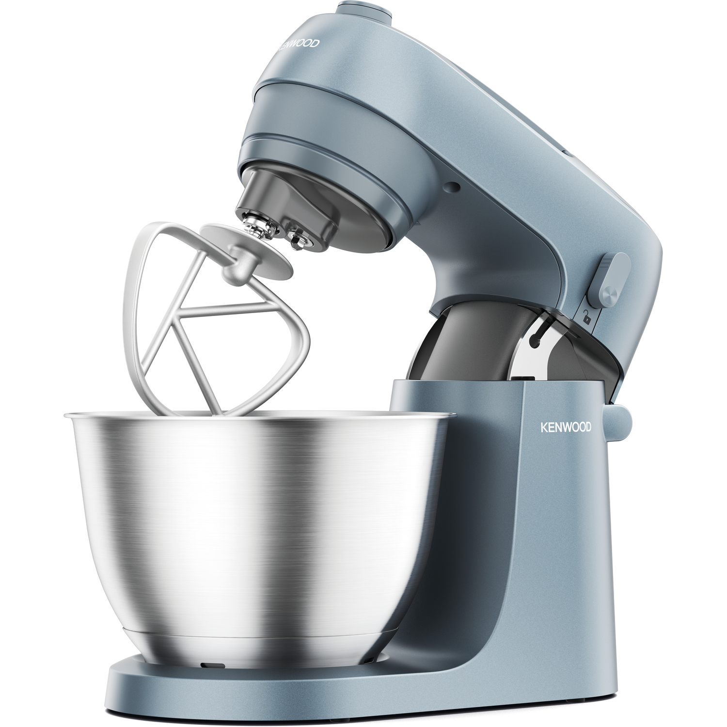 Een blauwe Kenwood keukenmixer met een zilveren mengkom en accessoires, vanuit een hoek gezien.
