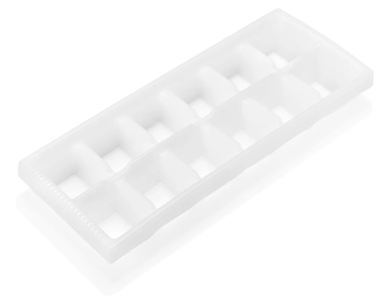 Egy fehér jégkockatálca, üres és téglalap alakú, 10 kockarésszel, fehér felületen.