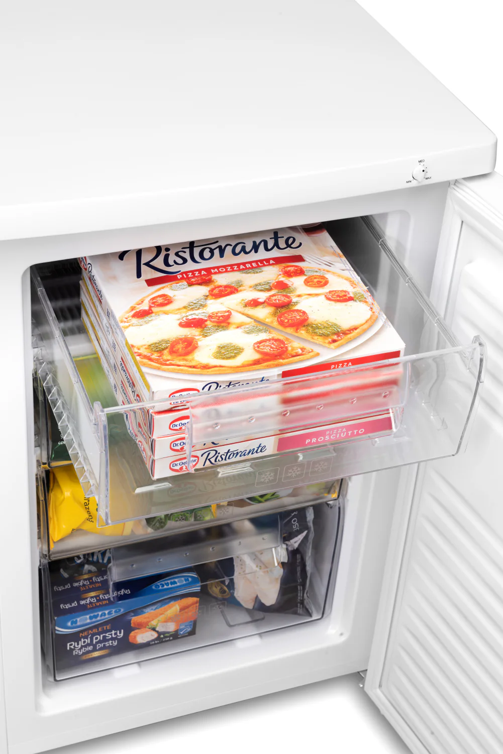 Nyitott fagyasztó. A felső polcon fagyasztott pizzás dobozok. Más fagyasztott termékek az alsó polcokon.