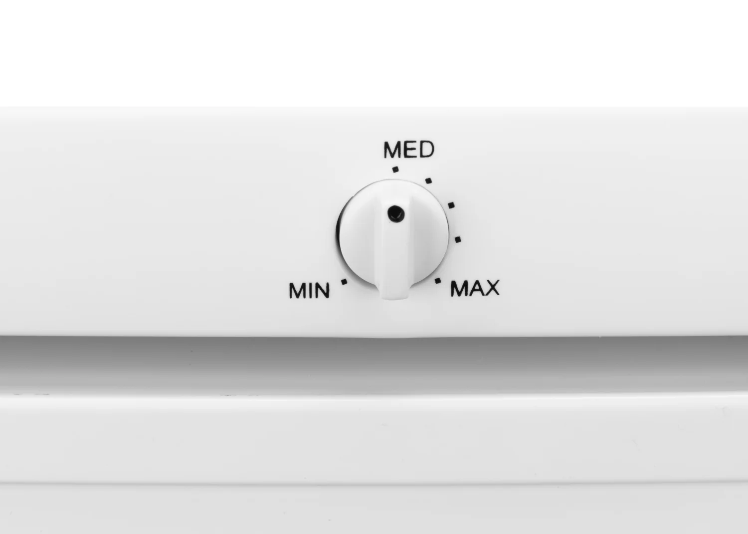 Fehér készülék vezérlőgombja MIN, MED és MAX beállításokkal, fehér felületen.