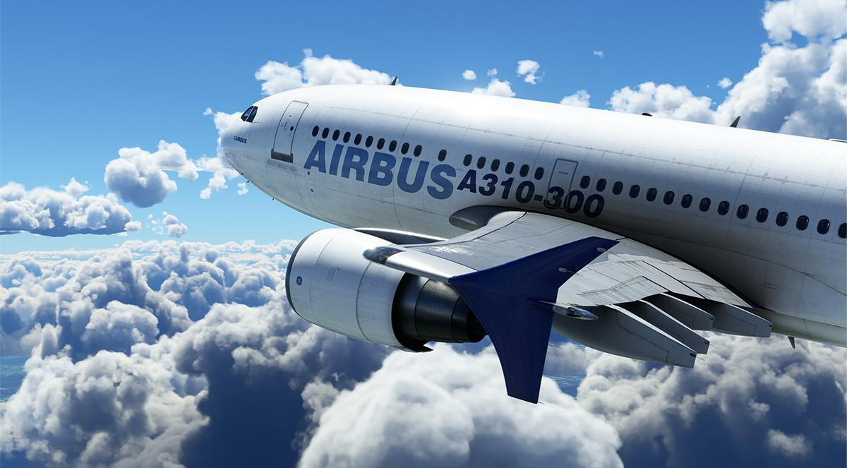 Airbus A310-300 Flugzeug fliegt durch einen bewölkten Himmel. Blauer Himmel und weiße Wolken.