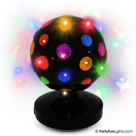 Eine schwarze Discokugel mit bunten Lichtern, die um sie herum scheinen.