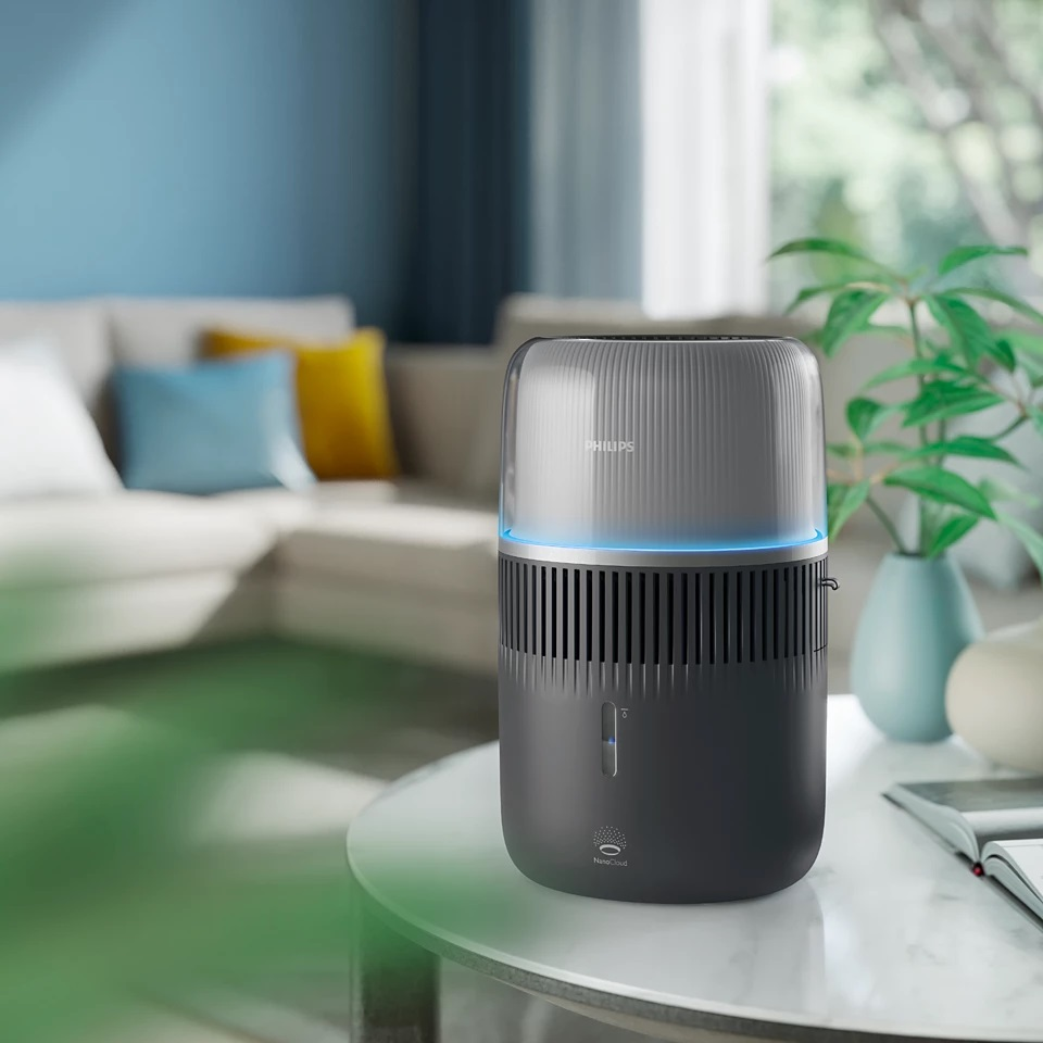 Oczyszczacz powietrza Philips na stole, w salonie.