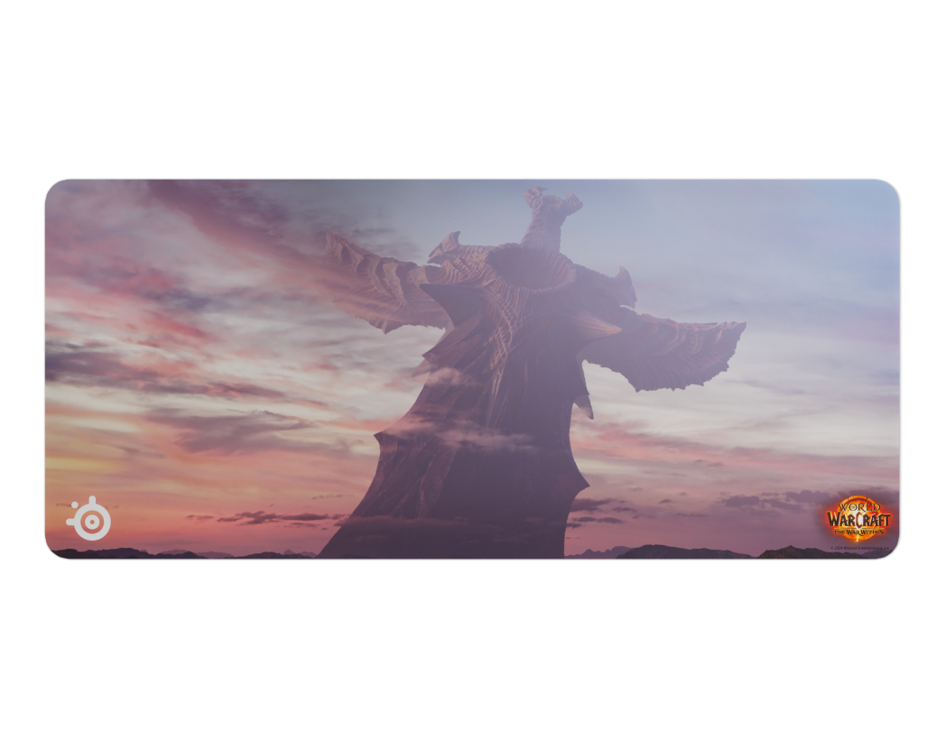 Mauspad mit dramatischer Fantasy-Landschaft und dem 'World of Warcraft'-Logo.