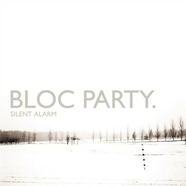 Pochette d'album : Blanc avec texte : Bloc Party Silent Alarm. Arbres en arrière-plan.