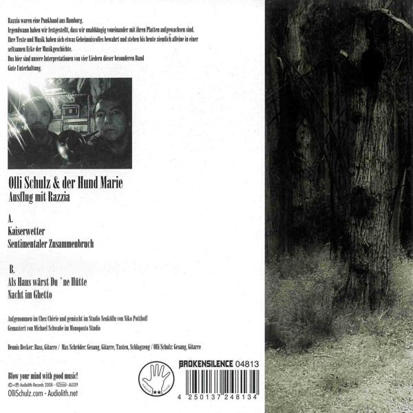 Cover mit Bandfoto, Songtitel und Barcode. Links Bandfoto, rechts Wald. Unten Infos.