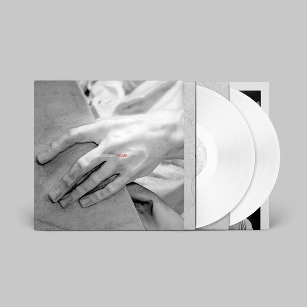 Albumcover mit Hand, die Holz berührt, zwei weiße Schallplatten sind sichtbar.